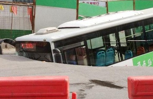 南京市太平南路与中山东路交会处拍摄的路面塌陷事故